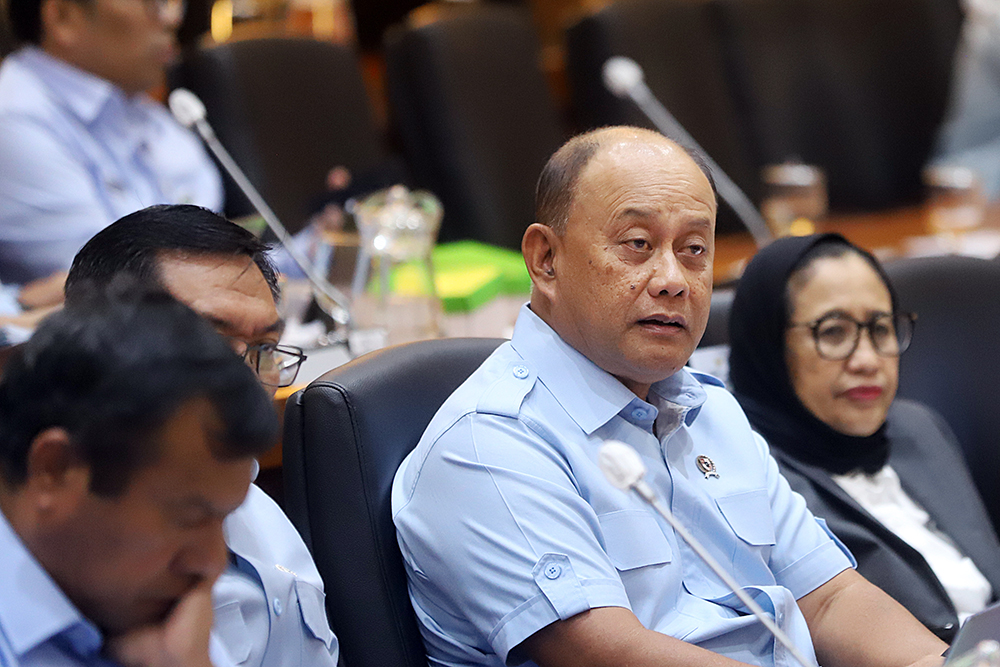 Kepala Badan Gizi Nasional (BGN) Dadan Hindayana mengikuti rapat dengan pendapat bersama komisi IX bahas BGN. (BeritaNasional/Elvis Sendouw)