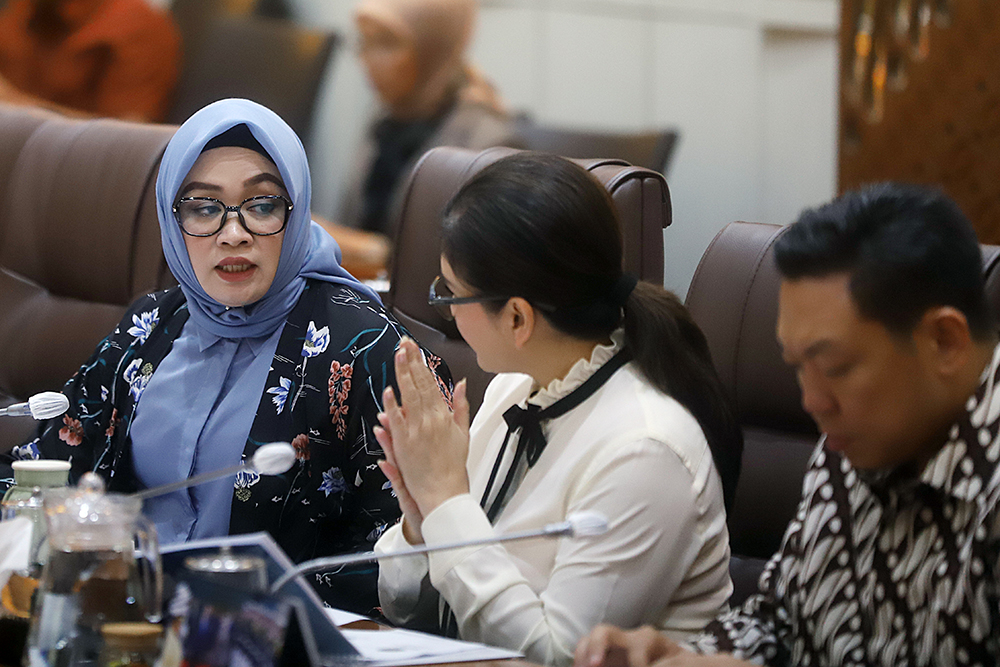 Kepala Badan Gizi Nasional (BGN) Dadan Hindayana menyampaikan paparan pada Rapat Dengar Pendapat (RDP) dengan Komisi IX DPR. (BeritaNasional/Elvis Sendouw)
