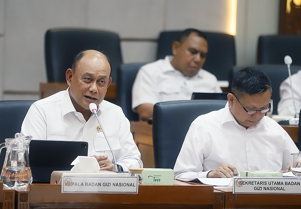 Kepala Badan Gizi Nasional mengikuti rapat dengan pendapat bersama Komisi IX bahas program Presiden Prabowo terkait makanan bergizi dan makan gratis. (BeritaNasional/Elvis Sendouw)