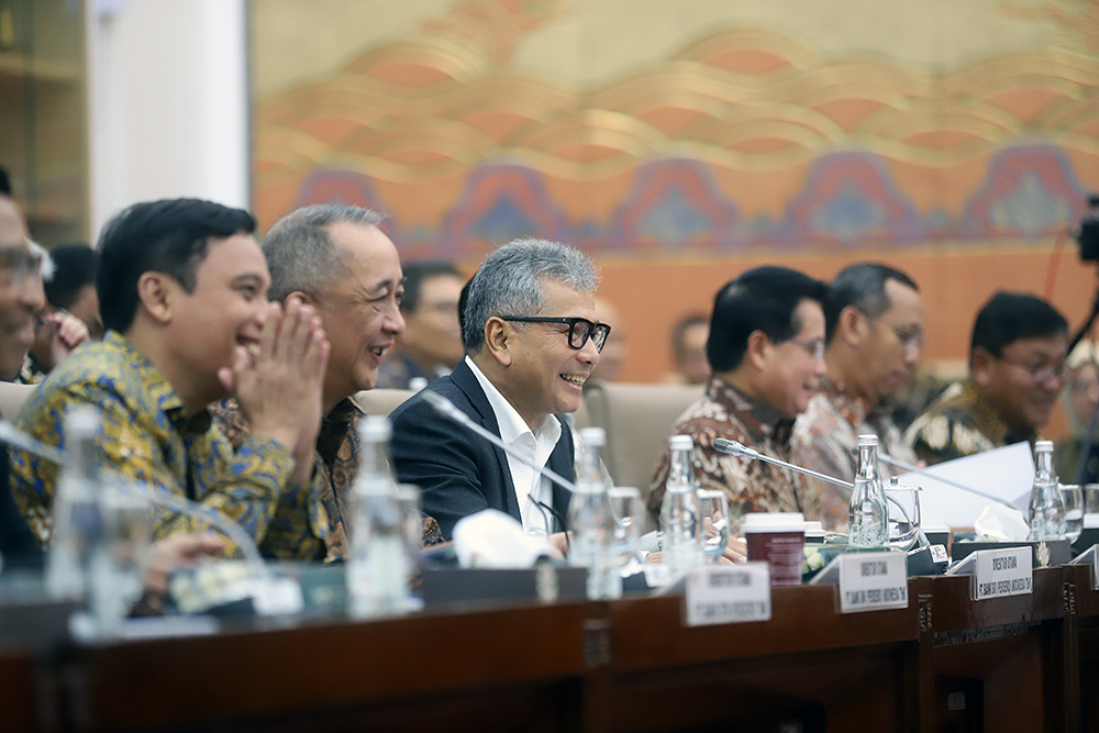 Jajaran pimpinan dari Bank yang terhimpun dalam Himbara menghadiri rapat dengar pendapat bersama Komisi VI DPR. (BeritaNasional/Elvis Sendouw)