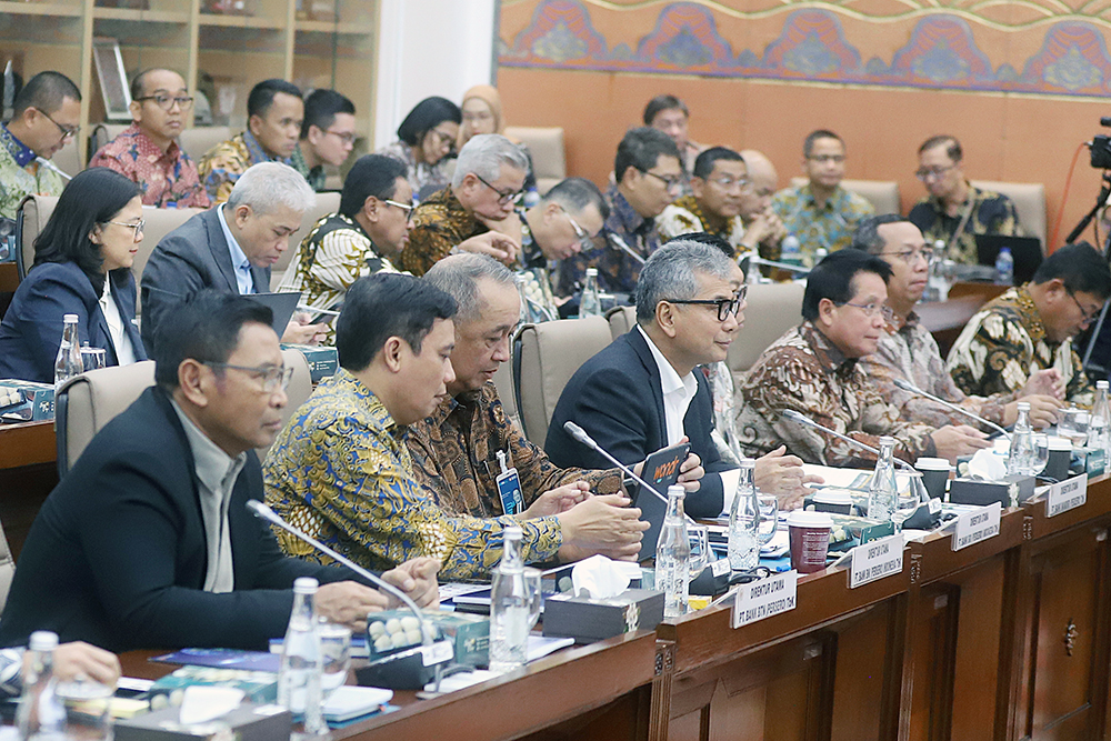 Jajaran pimpinan dari Bank yang terhimpun dalam Himbara menghadiri rapat dengar pendapat bersama Komisi VI DPR. (BeritaNasional/Elvis Sendouw)