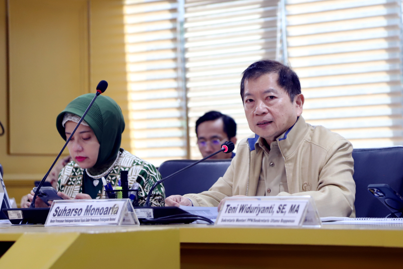 Menteri PPN/Kepala Bappenas Suharso Monoarfa (kanan) mengikuti rapat dengar pendapat (RDP) bersama Komite IV DPD RI. (Elvis Sendouw/indonesiaglobe)