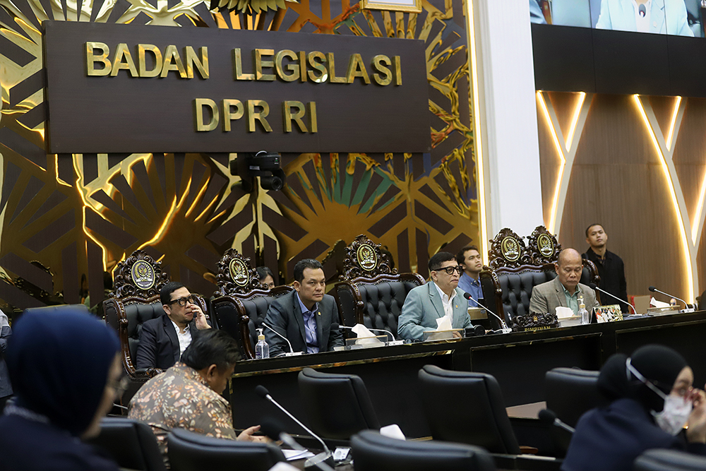 Ketua Badan Legislasi (Baleg) DPR Bob Hasan (kanan tengah) dalam RDPU membahas RUU PPRT. (BeritaNasional/Elvis Sendouw)