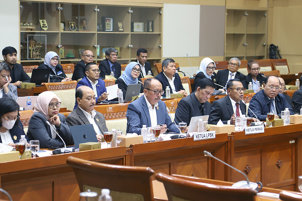 RDPU Komisi III Bersama PERADI dan LPSK Bahas Masukan Revisi KUHAP Rapat Dengar Pendapat Umum (RDPU) Komisi III DPR membahas masukan revisi KUHAP. (BeritaNasional/Elvis Sendouw)