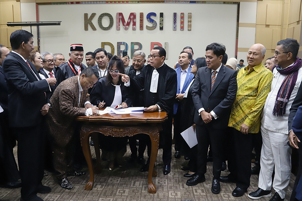 RDPU Komisi III dengan Koalisi Organisasi Advokat Indonesia Bahas RUU KUHAP Rapat Dengar Pendapat Umum (RDPU) bersama koalisi organisasi advokat memberikan masukan terhadap RUU KUHAP. (BeritaNasional/Elvis Sendouw)