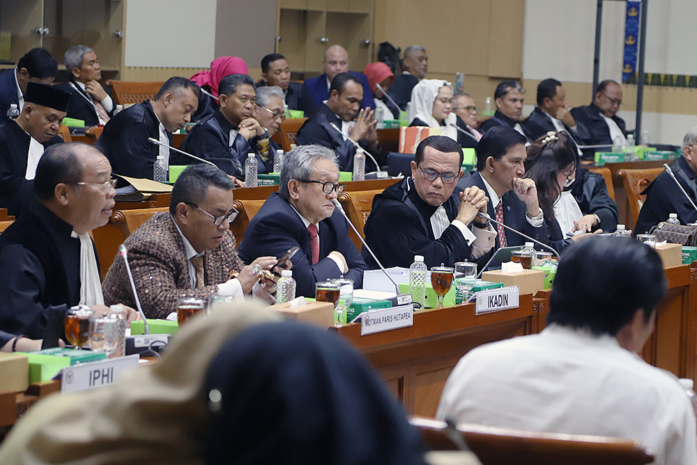 RDPU Komisi III dengan Koalisi Organisasi Advokat Indonesia Bahas RUU KUHAP Rapat Dengar Pendapat Umum (RDPU) bersama koalisi organisasi advokat memberikan masukan terhadap RUU KUHAP. (BeritaNasional/Elvis Sendouw)