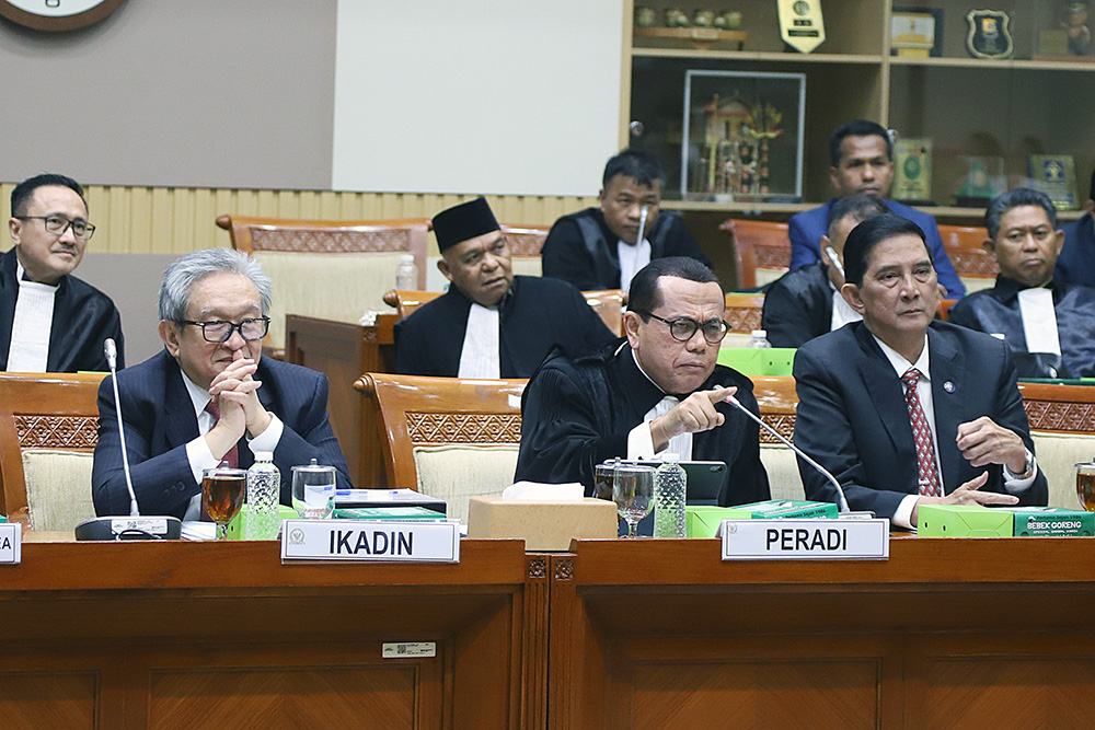 RDPU Komisi III dengan Koalisi Organisasi Advokat Indonesia Bahas RUU KUHAP Rapat Dengar Pendapat Umum (RDPU) bersama koalisi organisasi advokat memberikan masukan terhadap RUU KUHAP. (BeritaNasional/Elvis Sendouw)