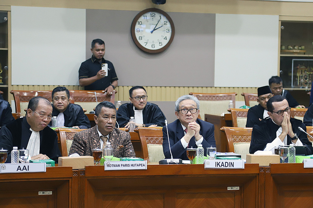 RDPU Komisi III dengan Koalisi Organisasi Advokat Indonesia Bahas RUU KUHAP Rapat Dengar Pendapat Umum (RDPU) bersama koalisi organisasi advokat memberikan masukan terhadap RUU KUHAP. (BeritaNasional/Elvis Sendouw)