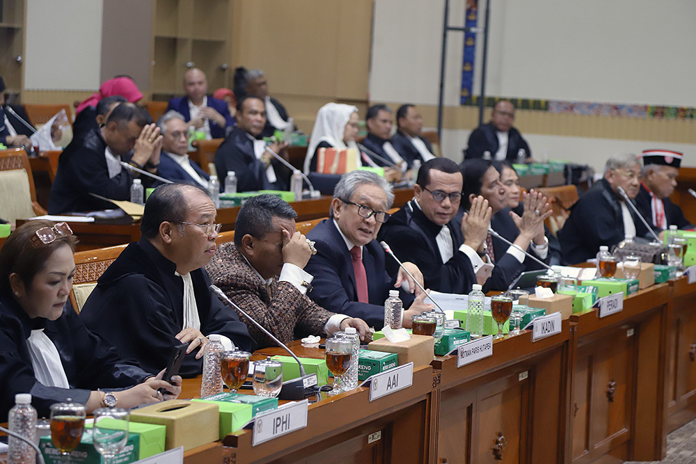 RDPU Komisi III dengan Koalisi Organisasi Advokat Indonesia Bahas RUU KUHAP Rapat Dengar Pendapat Umum (RDPU) bersama koalisi organisasi advokat memberikan masukan terhadap RUU KUHAP. (BeritaNasional/Elvis Sendouw)