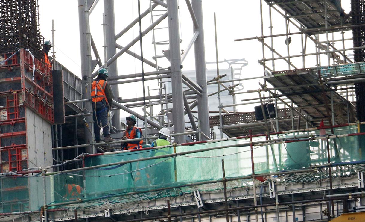 Pekerja mengerjakan proyek pembangunan gedung bertingkat di Jakarta, Jumat (10/10/2025).  (Beritanasional.com/Oke Atmaja)