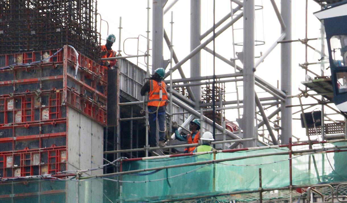 Pekerja mengerjakan proyek pembangunan gedung bertingkat di Jakarta, Jumat (10/10/2025).  (Beritanasional.com/Oke Atmaja)