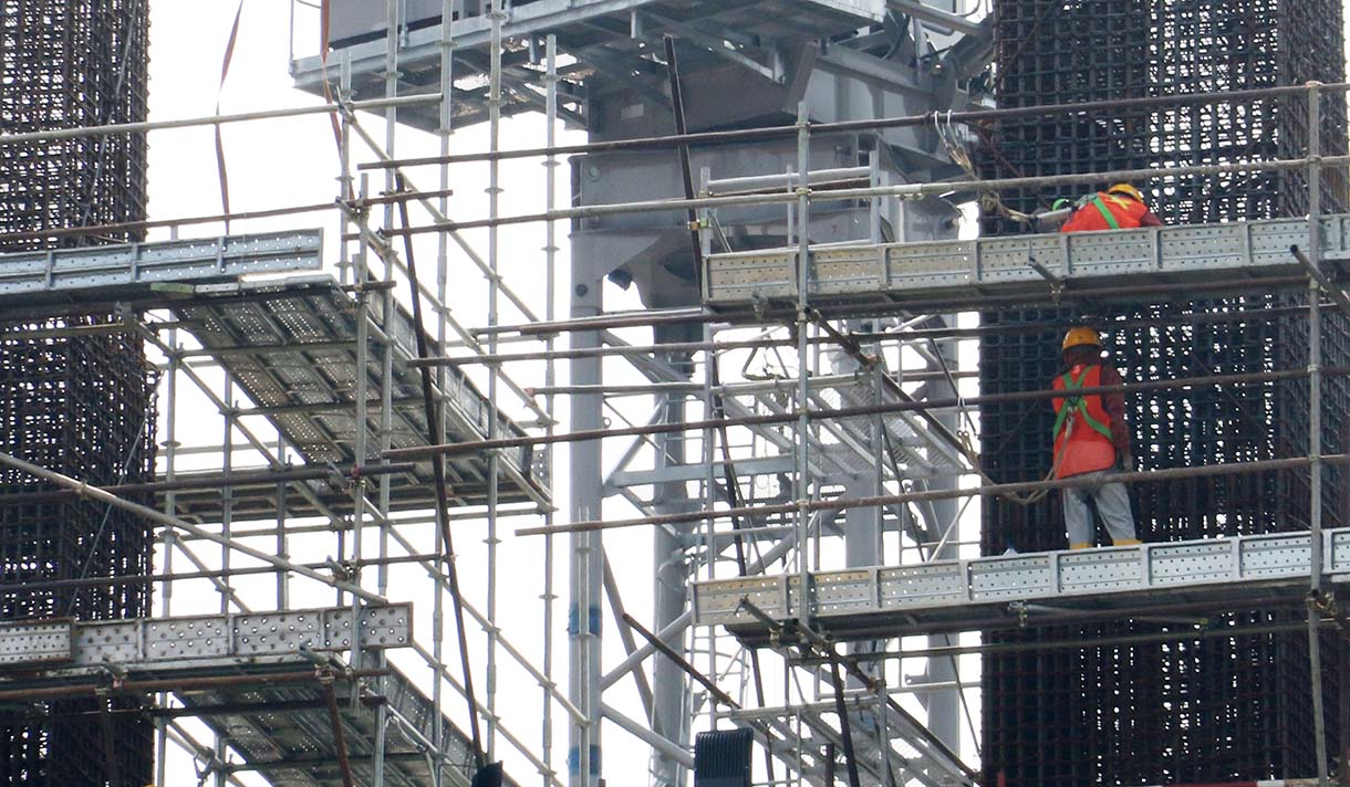 Pekerja mengerjakan proyek pembangunan gedung bertingkat di Jakarta, Jumat (10/10/2025).  (Beritanasional.com/Oke Atmaja)