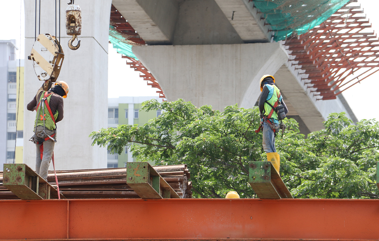Pekerja menyelesaikan pembangunan LRT Jakarta Fase 1B di Jalan Sultan Agung, Jakarta, Jumat (17/4/2026).(Beritanasional.com/Oke Atmaja)