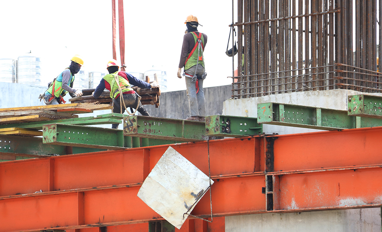 Pekerja menyelesaikan pembangunan LRT Jakarta Fase 1B di Jalan Sultan Agung, Jakarta, Jumat (17/4/2026).(Beritanasional.com/Oke Atmaja)