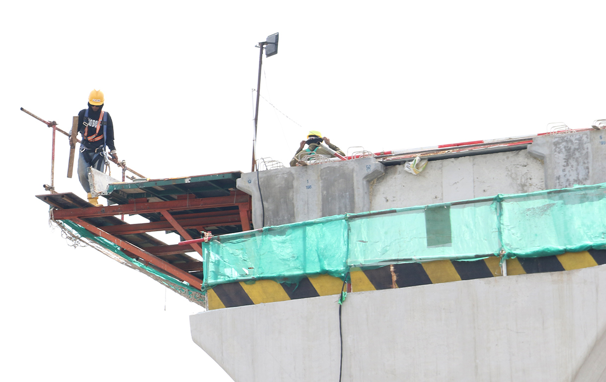 Pekerja menyelesaikan pembangunan LRT Jakarta Fase 1B di Jalan Sultan Agung, Jakarta, Jumat (17/4/2026).(Beritanasional.com/Oke Atmaja)