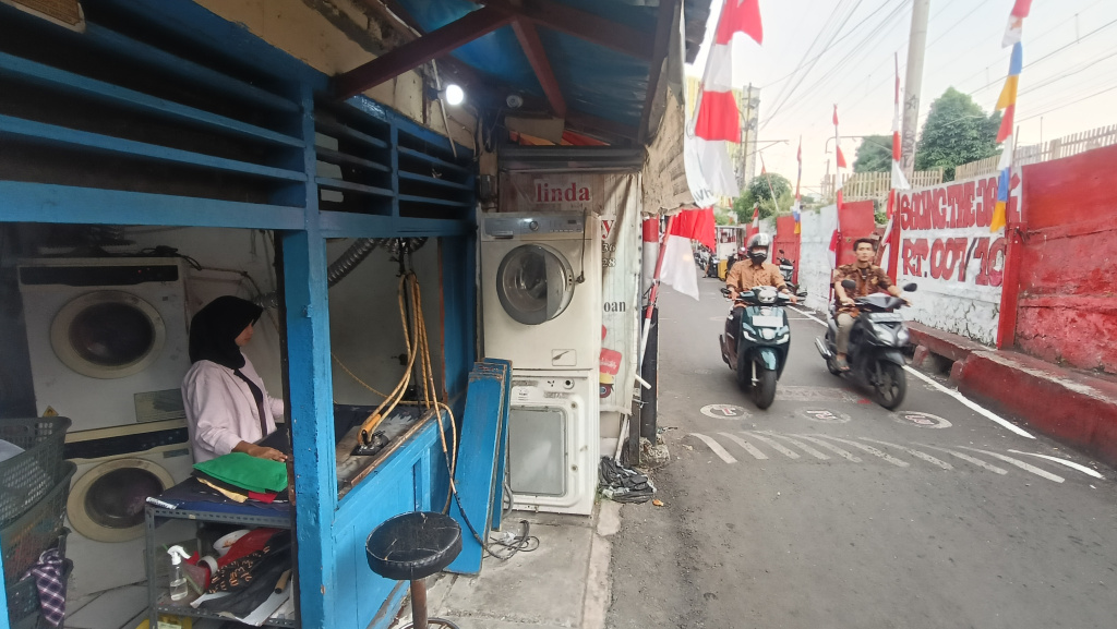 Realisasi Penyaluran KUR 2025 Pekerja meneriska pakaian di salah satu usaha cuci pakaian di Menteng Jaya, Jakarta, Senin (01/09/2025). (Beritanasional.com/Oke Atmaja)