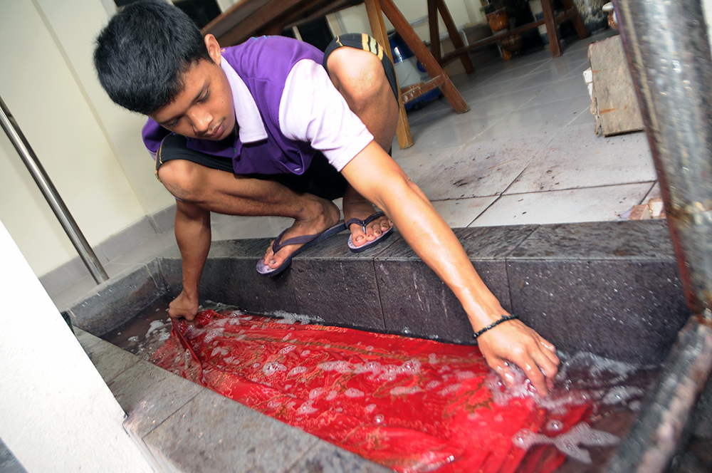Perajin menyelesaikan pembuatan Batik di Bogor. (Elvis Sendouw)
