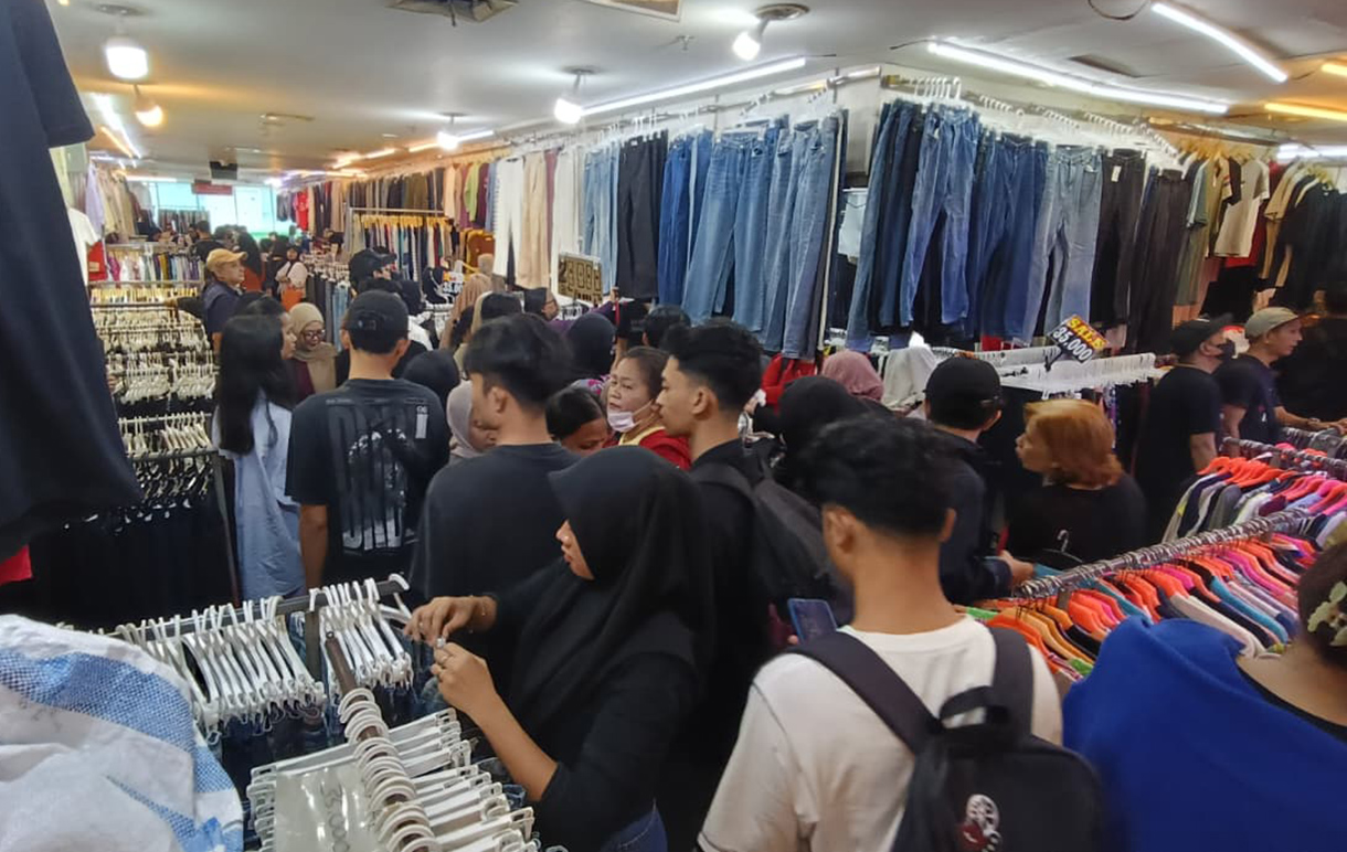 Warga melihat pakaian di Pasar Senen, Jakarta, Minggu (3/5/2026).(Beritanasional.com/Oke Atmaja)