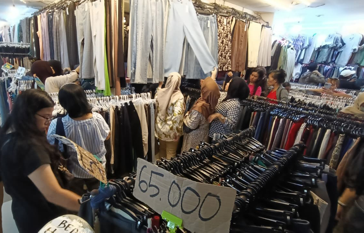 Warga melihat pakaian di Pasar Senen, Jakarta, Minggu (3/5/2026).(Beritanasional.com/Oke Atmaja)