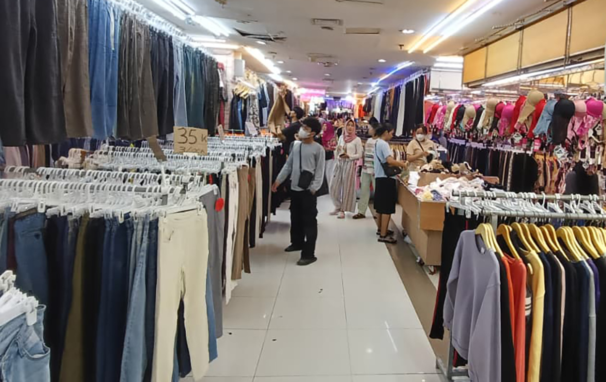 Warga melihat pakaian di Pasar Senen, Jakarta, Minggu (3/5/2026).(Beritanasional.com/Oke Atmaja)