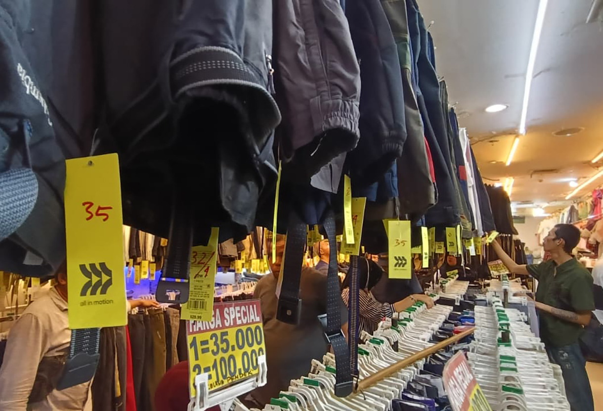 Warga melihat pakaian di Pasar Senen, Jakarta, Minggu (3/5/2026).(Beritanasional.com/Oke Atmaja)