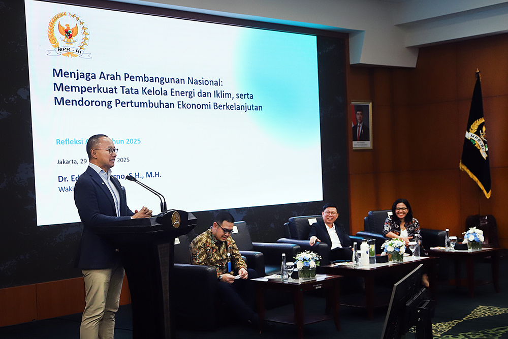 Wakil Ketua MPR Eddy Soeparno menyampaikan paparannya dalam diskusi Refleksi Akhir Tahun 2025. (BeritaNasional/Elvis Sendouw)