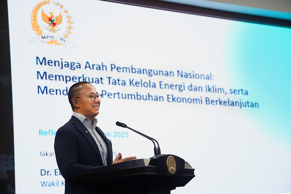 Wakil Ketua MPR Eddy Soeparno menyampaikan paparannya dalam diskusi Refleksi Akhir Tahun 2025. (BeritaNasional/Elvis Sendouw)