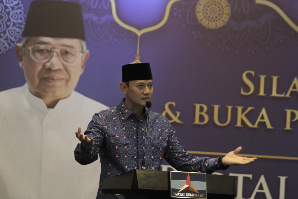 Ketua Umum Partai Demokrat Agus Harimurti Yudhoyono menyampaikan pidatonya dalam Silaturahmi dan Buka Bersama Partai Demokrat di Jakarta, Sabtu (23/3/2024). (Indonesiaglobe/Oke Atmaja)