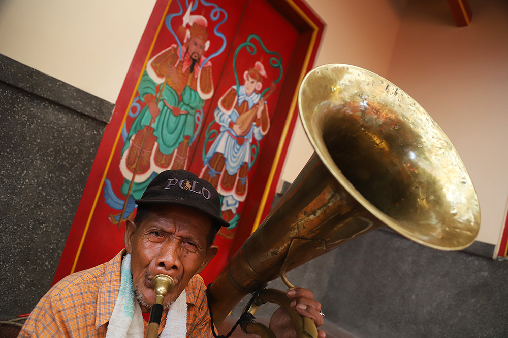 Pengamen dari etnis Tionghoa hibur jemaat Vihara Dhanagun, Bogor. (BeritaNasional/Elvis Sendouw)