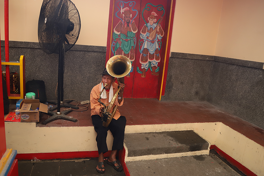 Pengamen dari etnis Tionghoa hibur jemaat Vihara Dhanagun, Bogor. (BeritaNasional/Elvis Sendouw)