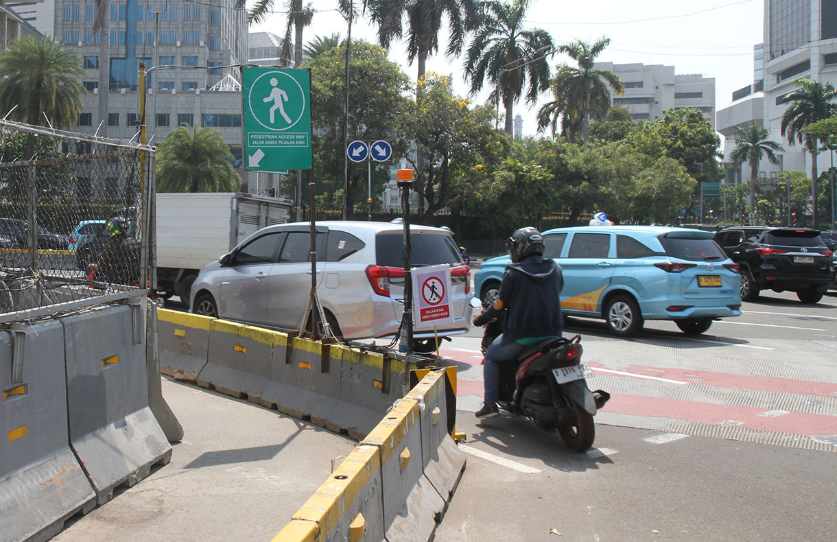 Kendaraan melintas di jalan MH Thamrin, Jakarta, Jumat (4/10/2024). (BeritaNasional.com/Oke Atmaja)