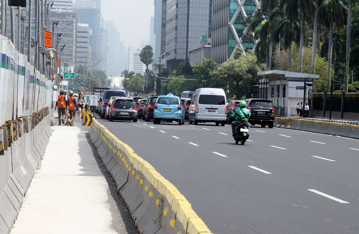 Kendaraan melintas di jalan MH Thamrin, Jakarta, Jumat (4/10/2024). (BeritaNasional.com/Oke Atmaja)