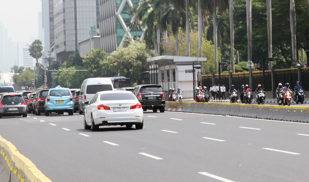 Kendaraan melintas di jalan MH Thamrin, Jakarta, Jumat (4/10/2024). (BeritaNasional.com/Oke Atmaja)