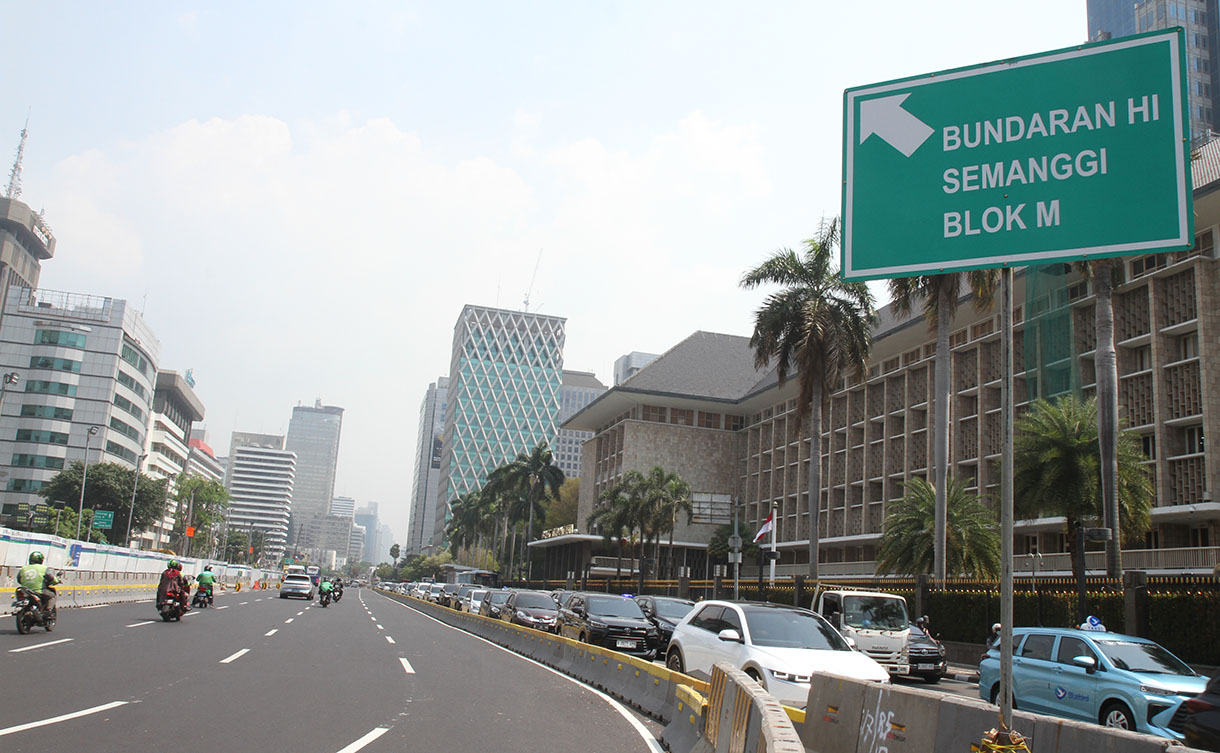 Kendaraan melintas di jalan MH Thamrin, Jakarta, Jumat (4/10/2024). (BeritaNasional.com/Oke Atmaja)