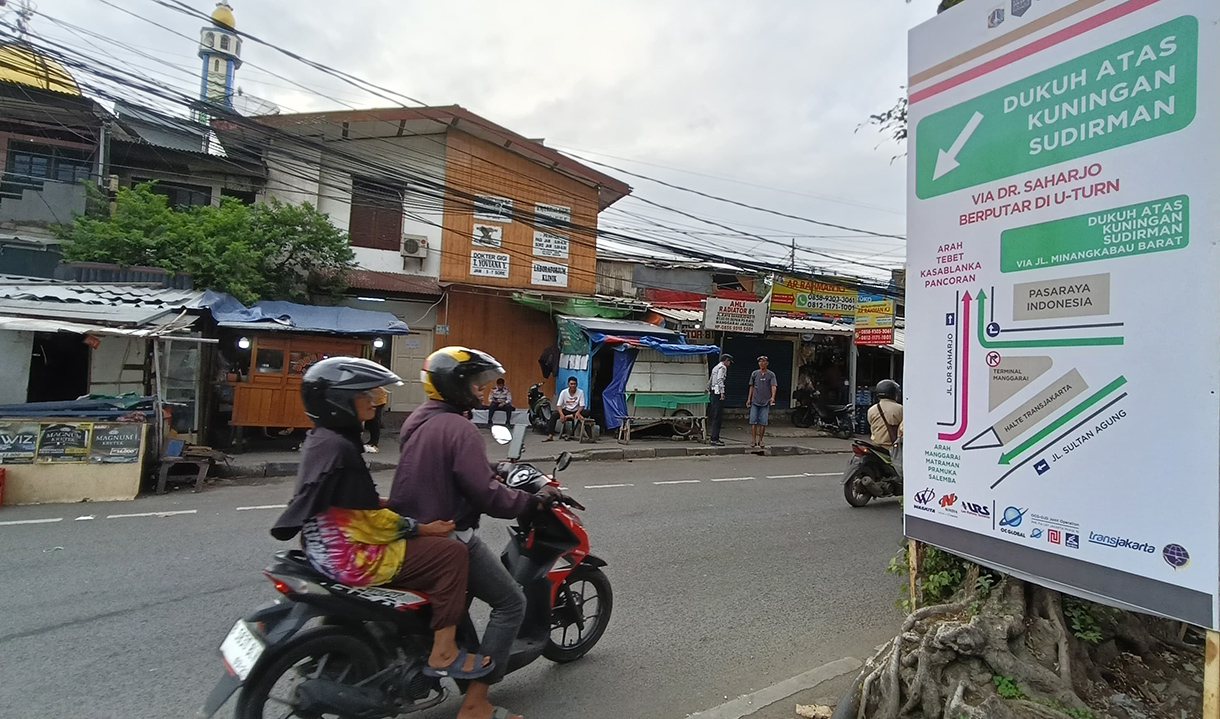 Pengendara motor melintas di kawasan Terminal Manggarai, Jakarta, Senin (28/1/2025). (BeritaNasional/Oke Atmaja)