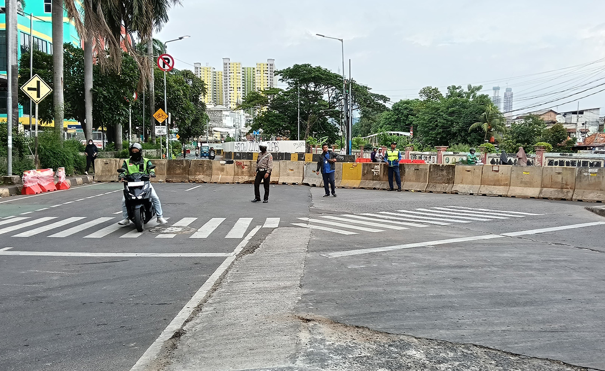 Pengendara motor melintas di kawasan Terminal Manggarai, Jakarta, Senin (28/1/2025). (BeritaNasional/Oke Atmaja)