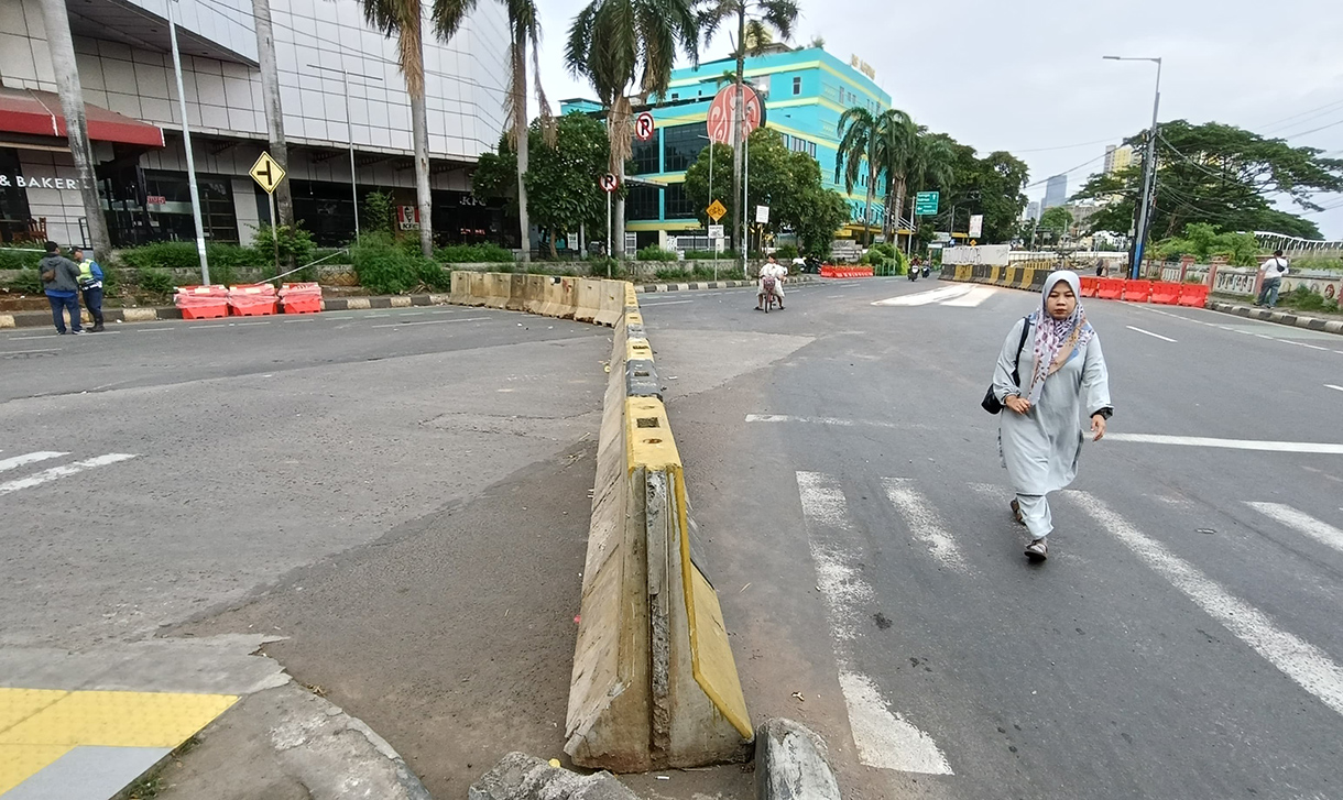 Pengendara motor melintas di kawasan Terminal Manggarai, Jakarta, Senin (28/1/2025). (BeritaNasional/Oke Atmaja)