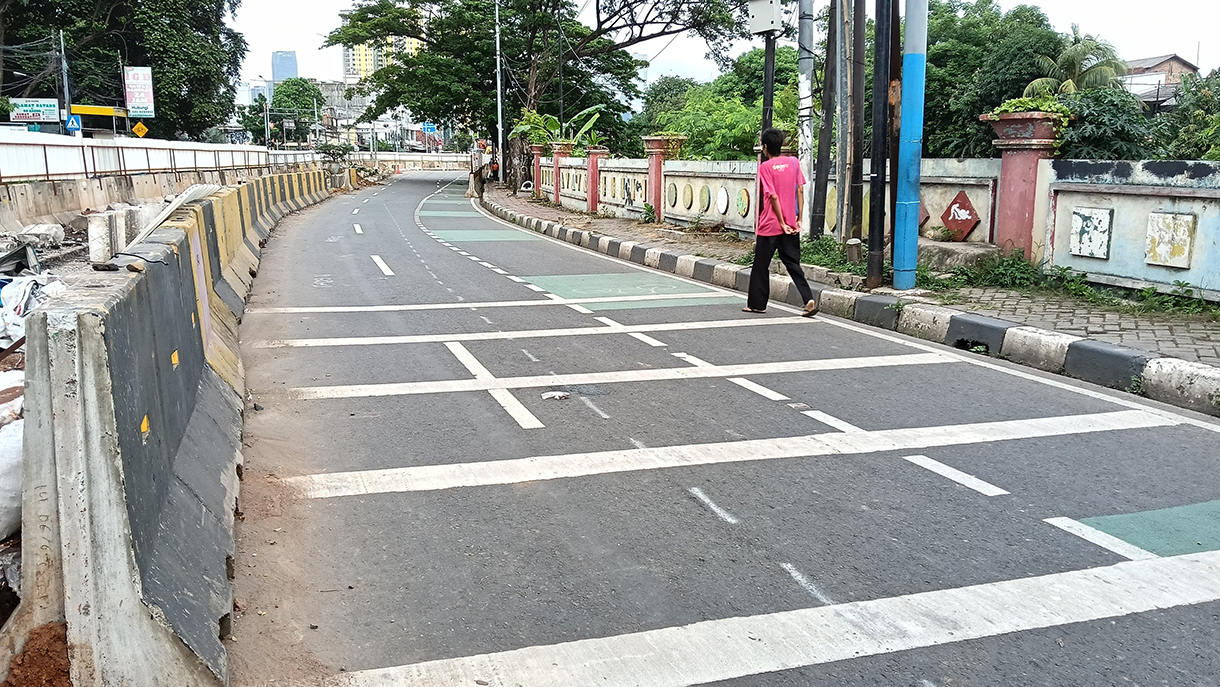 Pengendara motor melintas di kawasan Terminal Manggarai, Jakarta, Senin (28/1/2025). (BeritaNasional/Oke Atmaja)