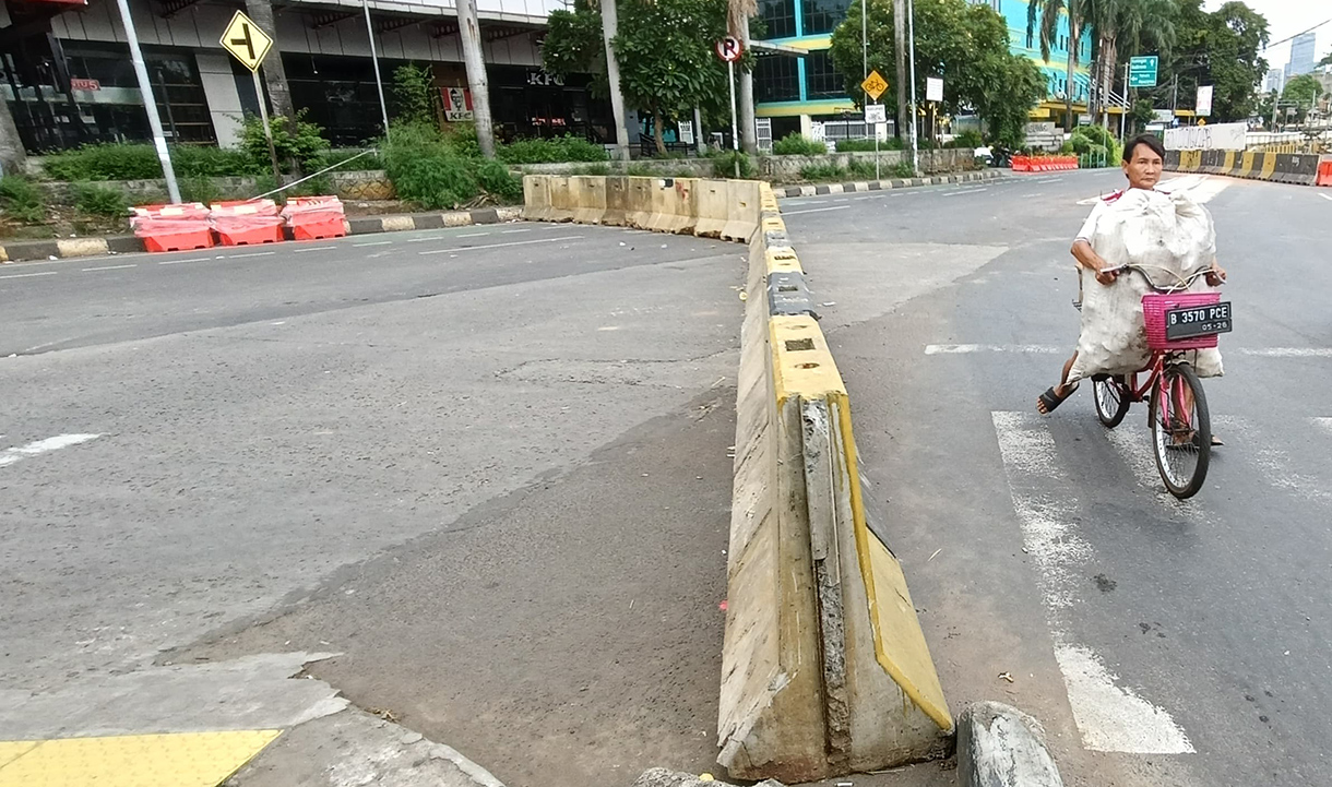 Pengendara motor melintas di kawasan Terminal Manggarai, Jakarta, Senin (28/1/2025). (BeritaNasional/Oke Atmaja)