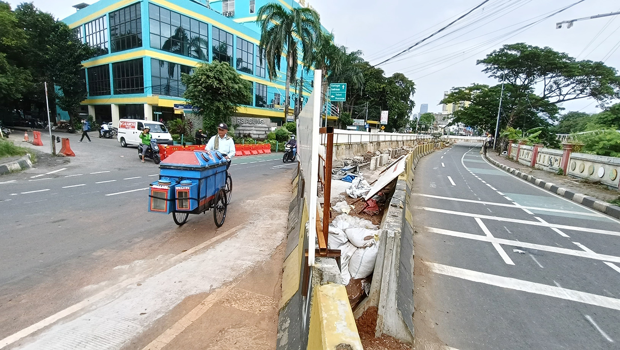 Pengendara motor melintas di kawasan Terminal Manggarai, Jakarta, Senin (28/1/2025). (BeritaNasional/Oke Atmaja)