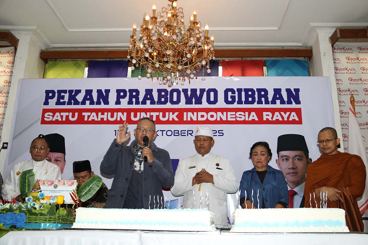 Sejumlah kelompok relawan yang tergabung dalam Aliansi Indonesia Raya (AIR) turut menggelar acara syukuran atas bertambah usianya Presiden Prabowo Subianto yang kini menginjakan usia ke 74 tahun di Jakarta, Jumat (17/10/2025).(Beritanasional.com/Oke Atmaja)