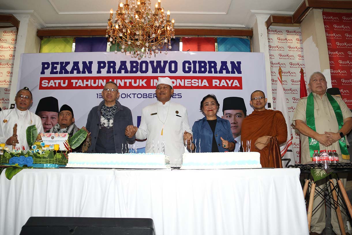 Sejumlah kelompok relawan yang tergabung dalam Aliansi Indonesia Raya (AIR) turut menggelar acara syukuran atas bertambah usianya Presiden Prabowo Subianto yang kini menginjakan usia ke 74 tahun di Jakarta, Jumat (17/10/2025).(Beritanasional.com/Oke Atmaja)