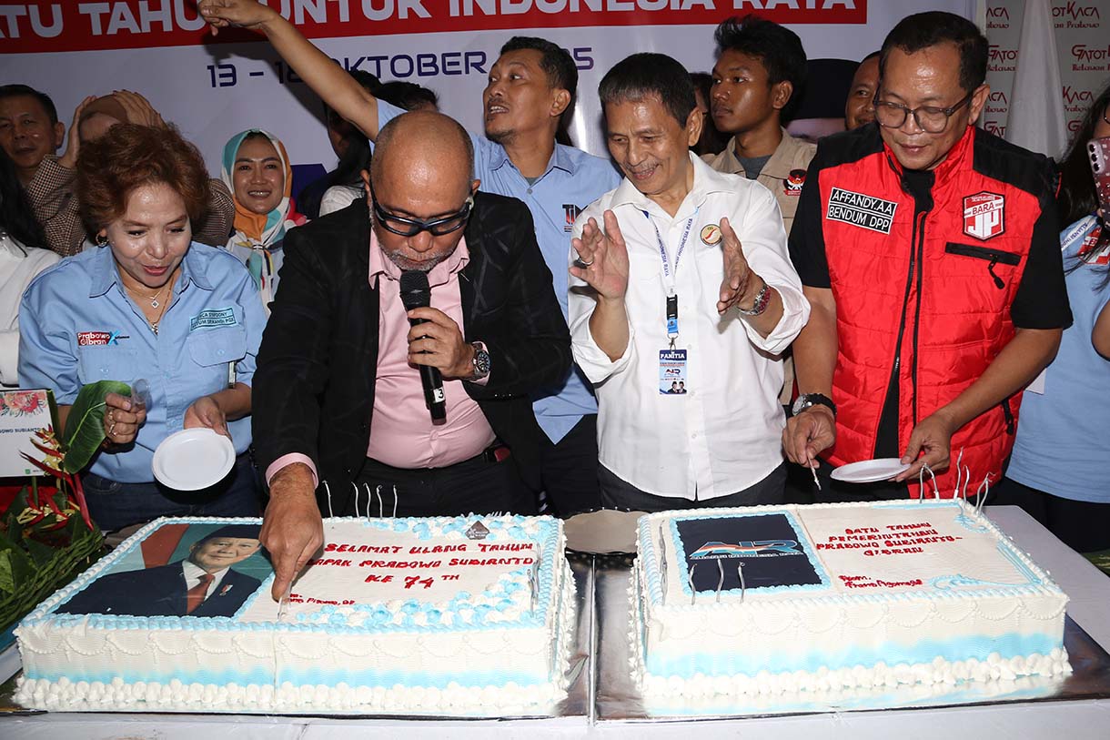 Sejumlah kelompok relawan yang tergabung dalam Aliansi Indonesia Raya (AIR) turut menggelar acara syukuran atas bertambah usianya Presiden Prabowo Subianto yang kini menginjakan usia ke 74 tahun di Jakarta, Jumat (17/10/2025).(Beritanasional.com/Oke Atmaja)