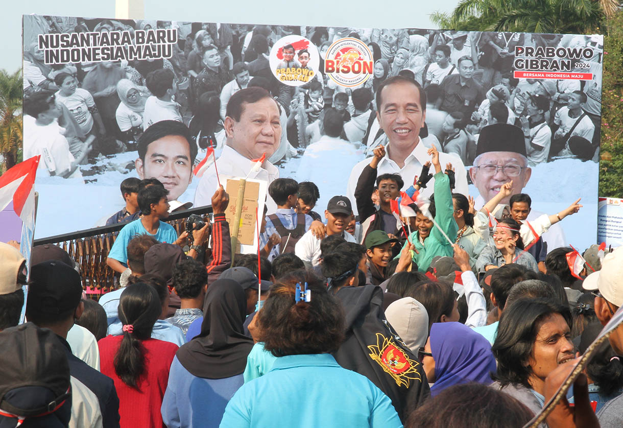 Sejumlah relawan Prabowo Subianto-Gibran Rakabuming Raka menggelar orasi terkait capaian pemerintahan Presiden Joko Widodo-Ma'ruf Amin di kawasan Patung Kuda, Jakarta Pusat, pada Jumat (18/10/2024).(BeritaNasional.com/Oke Atmaja)