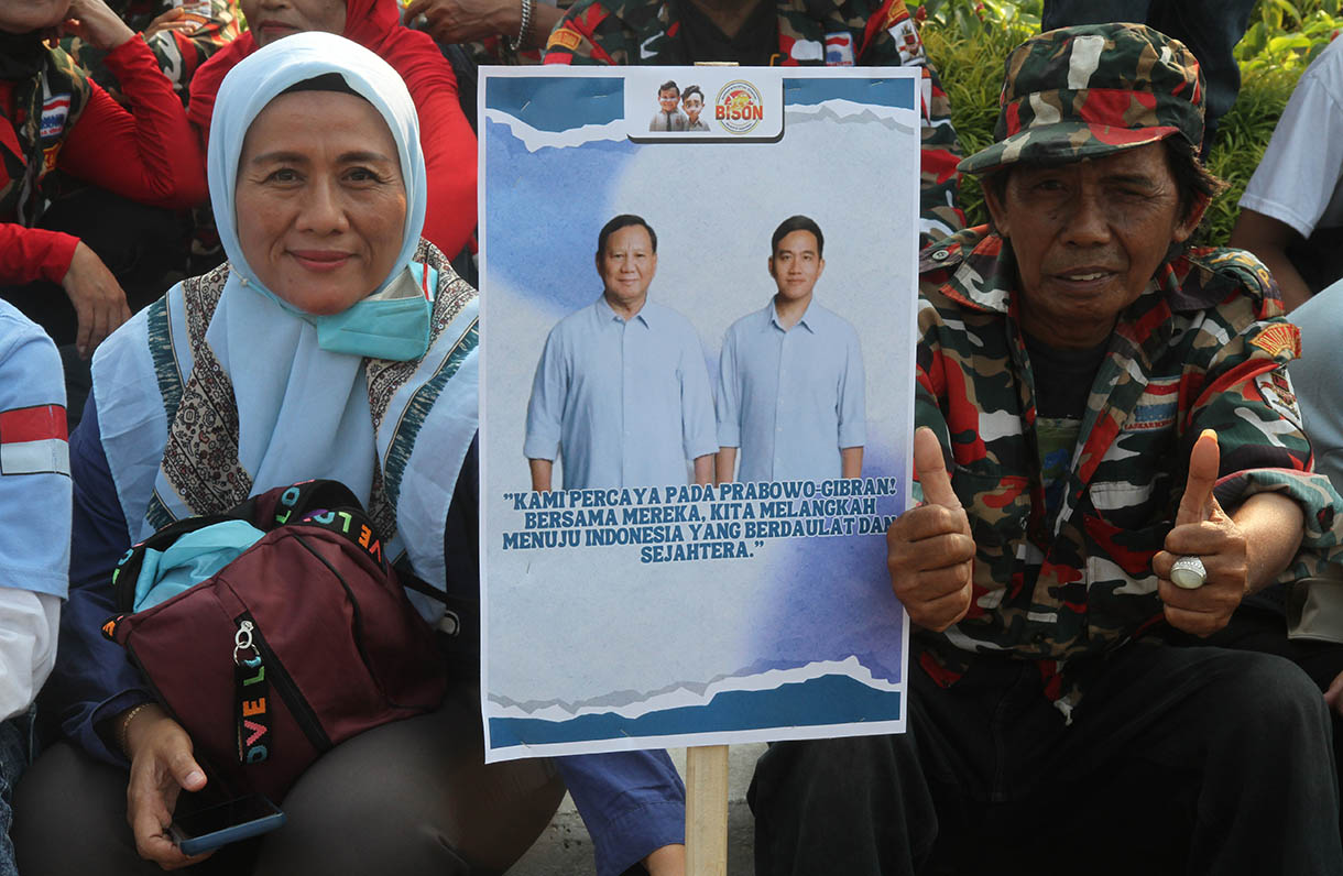 Sejumlah relawan Prabowo Subianto-Gibran Rakabuming Raka menggelar orasi terkait capaian pemerintahan Presiden Joko Widodo-Ma'ruf Amin di kawasan Patung Kuda, Jakarta Pusat, pada Jumat (18/10/2024).(BeritaNasional.com/Oke Atmaja)