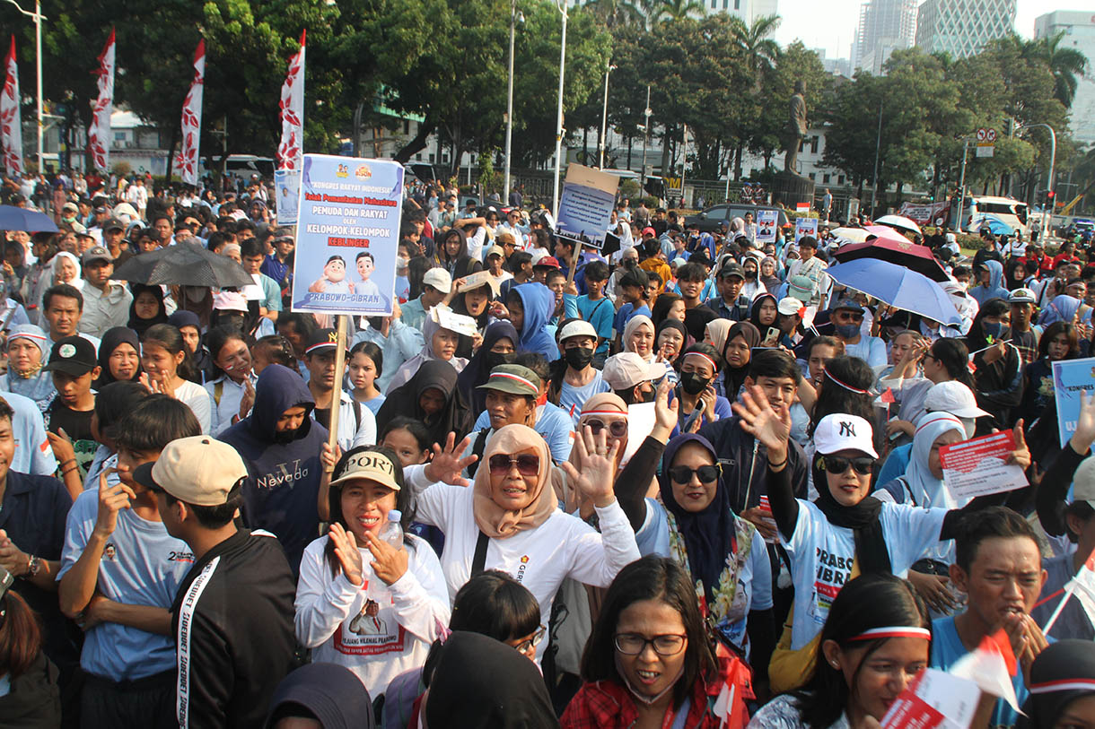 Sejumlah relawan Prabowo Subianto-Gibran Rakabuming Raka menggelar orasi terkait capaian pemerintahan Presiden Joko Widodo-Ma'ruf Amin di kawasan Patung Kuda, Jakarta Pusat, pada Jumat (18/10/2024).(BeritaNasional.com/Oke Atmaja)