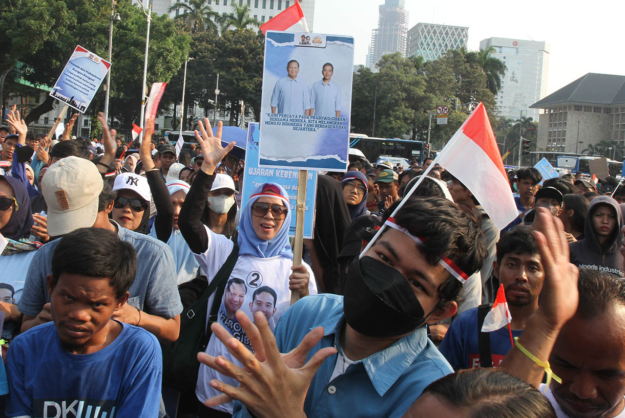 Sejumlah relawan Prabowo Subianto-Gibran Rakabuming Raka menggelar orasi terkait capaian pemerintahan Presiden Joko Widodo-Ma'ruf Amin di kawasan Patung Kuda, Jakarta Pusat, pada Jumat (18/10/2024).(BeritaNasional.com/Oke Atmaja)