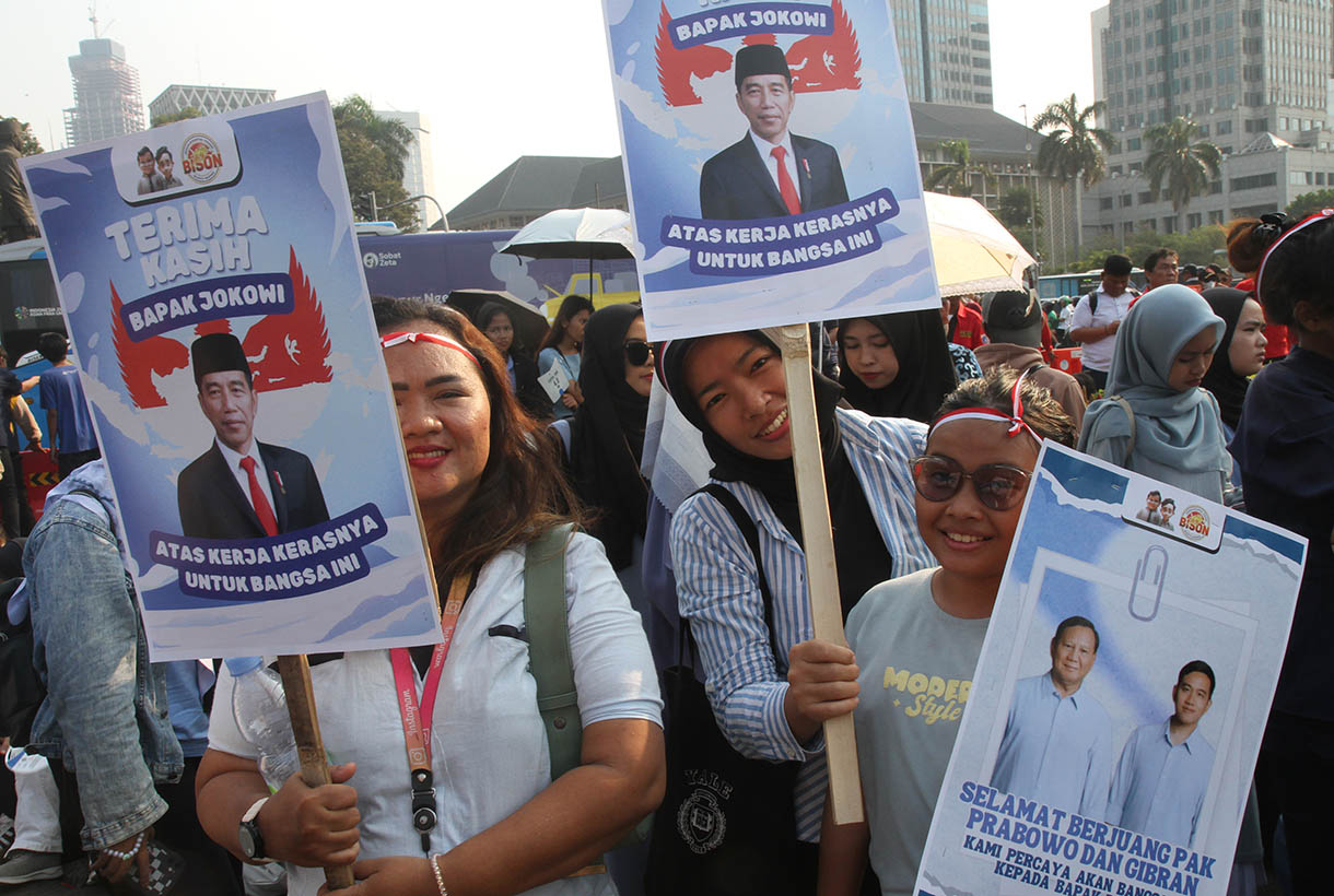 Sejumlah relawan Prabowo Subianto-Gibran Rakabuming Raka menggelar orasi terkait capaian pemerintahan Presiden Joko Widodo-Ma'ruf Amin di kawasan Patung Kuda, Jakarta Pusat, pada Jumat (18/10/2024).(BeritaNasional.com/Oke Atmaja)