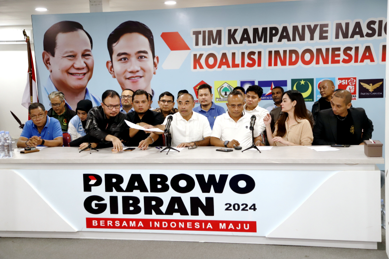 Tim relawan Prabowo-Gibran gelar konferensi pers  terkait aksi damai 100 ribu pendukung 02  ke MK. (BeritaNasional/Elvis Sendouw)