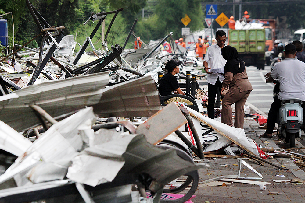 Relokasi Pedagang di Pasar Barito Pedagan mengangkut barang dagangan ke truk saat pembongkaran Pasar Barito. (BeritaNasional/Elvis Sendouw)